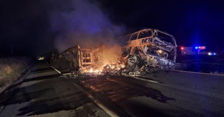 <span style='background:#EDF514'>ACCIDENT DEVA</span>stator in Mexic, intre un autobuz si un camion de marfuri. 19 morti si 22 de raniti VIDEO