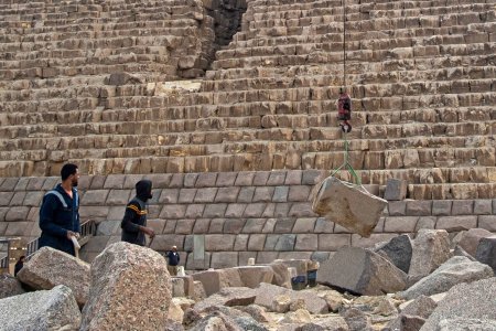 Egiptenii, indignati dupa aparitia unui videoclip care arata lucrari de renovare a piramidei Menkaure. Mai lispea sa puna faianta