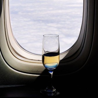 Cum poti sa primesti gratuit un pahar de vin in avion. Trucul pe care putini pasageri il stiu