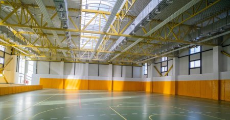 Sala de sport noua intr-o scoala gimnaziala. Va avea tribune cu 180 de scaune, tabela de marcaj si dotari pentru competitii
