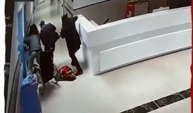 Un agent israelian deghizat in pacient se ridica din scaunul cu rotile, scoate arma si intra in rezerva de spital in care se ascundeau teroristii vizati, in Cisiordania | VIDEO