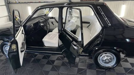 Nu-i pacat sa o dea asa ieftin?. Pretul cu care se vinde o Dacia 1300 fabricata in 1978. Masina a fost restaurata complet si are doar 60.000 de kilometri la bord