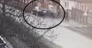 <span style='background:#EDF514'>IMAGINI SOCANTE</span> cu un barbat care si-a lovit intentionat vecinul cu masina. Victima era cu copilul la plimbare VIDEO