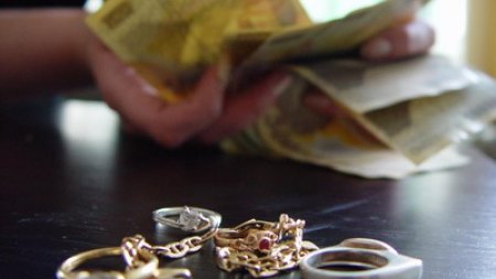 Case de amanet inselate cu bijuterii si monede de aur false. Prejudiciul: Doua milioane de lei