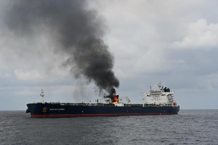 O nava comerciala a fost lovita de o racheta in largul Yemenului. 