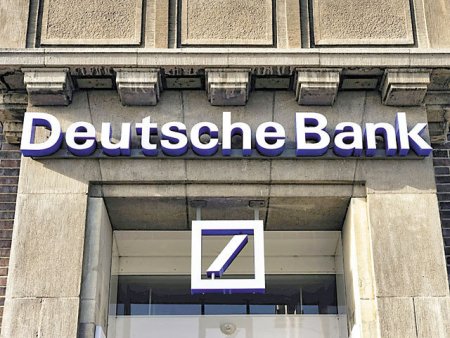 Cea mai mare banca germana pregateste un plan masiv de <span style='background:#EDF514'>RESTRUCTURARE</span>: Deutsche Bank da afara 3.500 de oameni si va returna investitorilor 1,6 miliarde de euro in prima jumatate a acestui an, inclusiv prin rascumpararea de actiuni in valoare de 675 de mil. euro