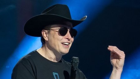 Suparat pe toata lumea, Elon Musk spune ca se muta cu Tesla in Texas