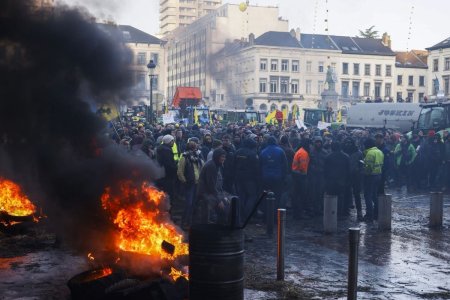 Proteste furioase ale fermierilor la Bruxelles, in timpul <span style='background:#EDF514'>SUMMITULUI</span> UE. Focuri pe strazi si ciocniri cu politia