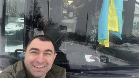 Un medic roman din Cernauti trateaza soldatii ucraineni pe front, intr-un autobuz transformat in clinica stomatologica