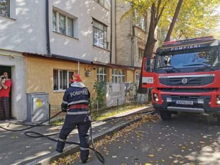 Incendiu intr-un bloc din Constanta. 25 de persoane au fost evacuate, iar proprietara apartamentului a ajuns la spital
