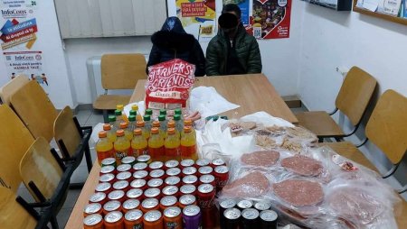 Doi tineri au fost prinsi carand pe o bicicleta peste 200 de produse furate dintr-un magazin din Timisoara
