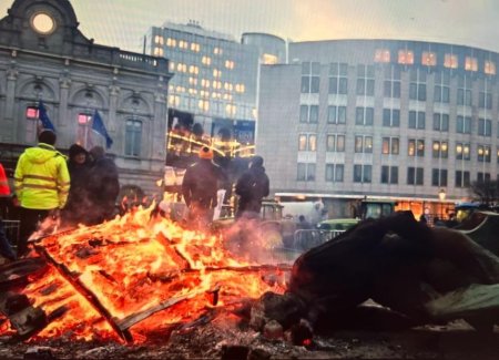 Bruxelles e sub <span style='background:#EDF514'>ASEDIU</span>. Fermierii au aprins focuri si forteaza intrarea in Parlamentul European. Scutierii intervin cu tunuri cu apa
