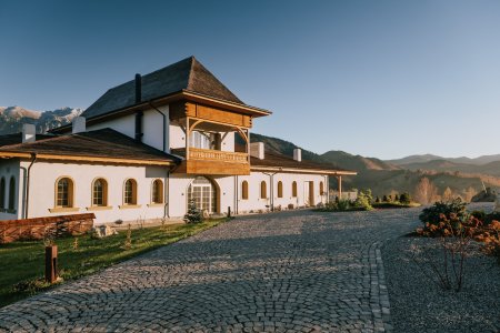 Familia Caluianu, cu afaceri in domeniul instalatiilor, a investit 7,5 milioane euro in Matca Transylvania Sanctuary, un hotel boutique de lux in Simon, Brasov