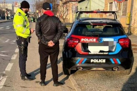 Masina vopsita in rosu si albastru, cu textul <span style='background:#EDF514'>POLICE</span>, oprita de politisti in trafic, la Arad. Cum a fost sanctionat soferul