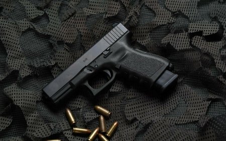 Arme letale detinute ilegal si munitie pentru acestea, descoperite la locuintele unui barbat de 25 de ani din Targu Jiu