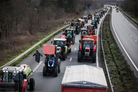 Fermierii portughezi au blocat cu tractoare autostrazile spre Spania