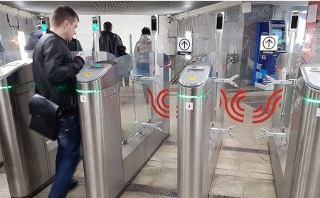 Calatorilor din Moscova care au vrut joi sa plateasca cu cardul li s-a spus ca nu mai au bani in cont. Sistemul de plata in transportul public s-a prabusit