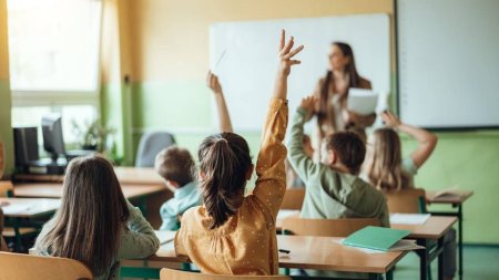 Revolutie in invatamantul din Romania. Elevii ar putea sta mai putine ore la scoala | Prevederile proiectului Statutul elevului
