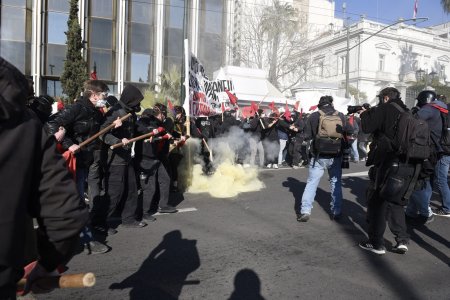 Ciocniri violente in Grecia, intre politie si studentii care se opun infiintarii universitatilor straine private. In paralel, guvernul vrea sa legalizeze casatoriile LGBT | VIDEO