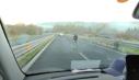 Patru milioane de euro furati ca-n filme din doua masini bilndate, de un comando inarmat cu pusti Kalasnikov, pe o autostrada din Italia / VIDEO