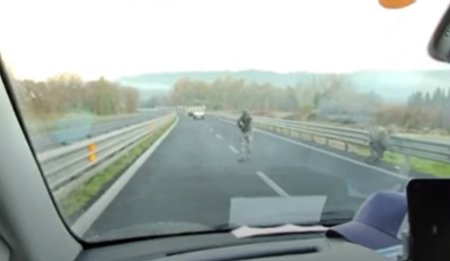 Patru milioane de euro furati ca-n filme din doua masini bilndate, de un comando inarmat cu pusti K<span style='background:#EDF514'>ALAS</span>nikov, pe o autostrada din Italia / VIDEO
