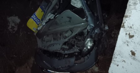 Doi tineri au murit dupa ce au intrat cu masina intr-un gard de beton, la Dragasani