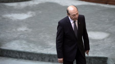 Traian Basescu, externat de medici dupa o saptamana in spital. I se recomanda sa aiba la indemana aparatul de oxigen