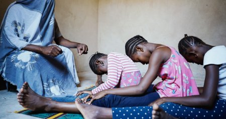 Trei fete cu varste intre 12 si 17 ani au murit din cauza mutilarii genitale feminine, in Sierra Leone. Parintii si cei care au efectuat ritualul se afla in custodia politiei