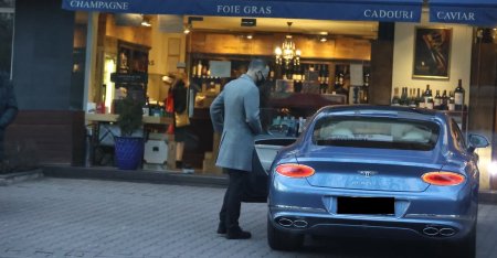 Imagini exclusive cu <span style='background:#EDF514'>LAMBORGHINI</span> Urus si un Bentley, masinile de lux conduse de Iulian Dumitrescu