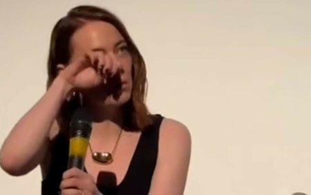 Emma Stone, in lacrimi pe scena. Ce i-a spus un tanar care sufera de autism | VIDEO