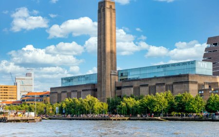Un barbat a murit dupa ce a cazut de pe platforma de observare a muzeului Tate Modern din Londra