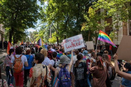 PORTRET Ce inseamna fii gay in Republica Moldova. Dupa ce l-a respins si a incercat sa-l 