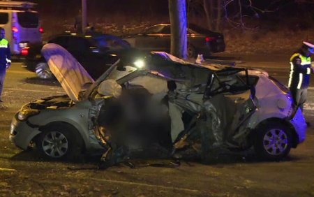 Tragedie pe strazile din Bucuresti. Un baiat de 18 ani, sofer incepator, a murit dupa ce a intrat cu masina intr-un copac
