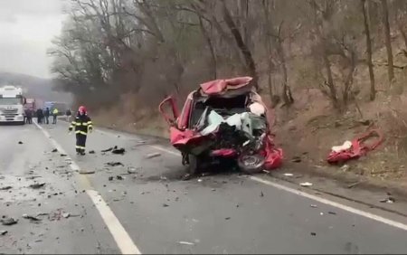Doi morti intr-un accident pe o sosea din Cluj. Un camion s-a <span style='background:#EDF514'>IZBIT</span> frontal de un TIR dupa ce a intrat pe contrasens