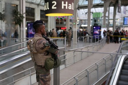 Trei persoane au fost injunghiate intr-o gara din Paris. Atacatorul a fost prins