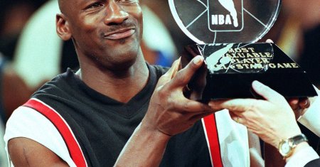 Ghetele purtate de Michael Jordan in timpul finalelor NBA, vandute cu o suma uriasa la licitatie