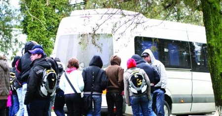 Elevii navetisti din Prahova raman fara transport: Ministerul Educatiei nu a decontat abonamentele. Anuntul transportatorilor