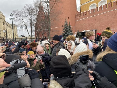 Cel putin 20 de jurnalisti, arestati la Moscova, in timpul unei manifestatii din Piata Rosie a <span style='background:#EDF514'>SOTIILOR</span> soldatilor rusi trimisi pe front | VIDEO