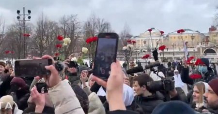 Jurnalisti straini, retinuti la Moscova in timpul unui protest al sotiilor militarilor rusi VIDEO