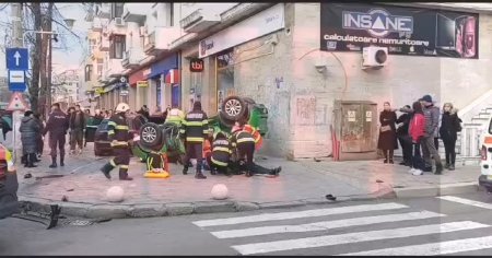 <span style='background:#EDF514'>ACCIDENT TERIBIL</span> la Galati. Doua masini au ajuns pe trotuar: cinci raniti, dintre care trei copii VIDEO