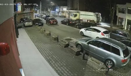 Video cu o masina de gunoi care face praf cinci autoturisme parcate, pe o strada din Alba Iulia