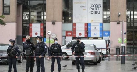 Atac cu arma alba soldat cu trei raniti, intr-o gara din Paris. Un suspect a fost retinut