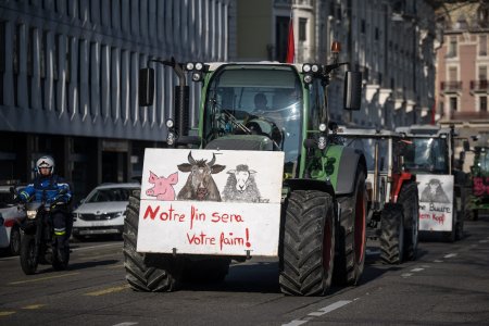 Protestele fermierilor au ajuns si in Elvetia: 30 de tractoare au defilat in centrul Genevei. „Fara tarani nu veti avea ce manca” | VIDEO