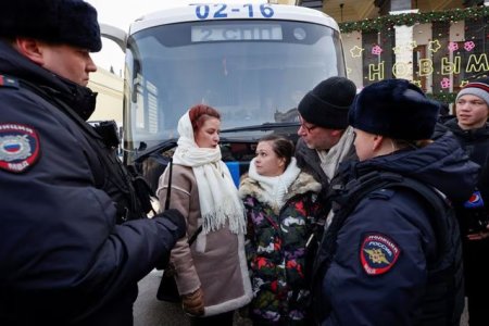 Zeci de participanti la un protest al sotiilor militarilor rusi, retinuti de politistii din Moscova