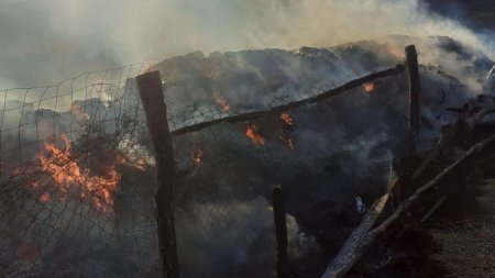 Incendiu la o stana din Valcea. Pompierii au stins focul cu ajutorul <span style='background:#EDF514'>GALETI</span>lor cu apa