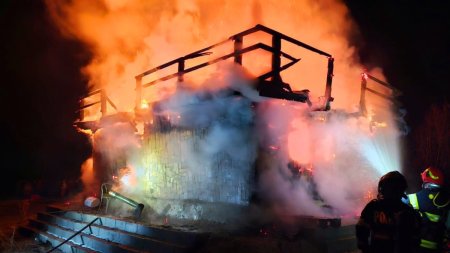 Incendiu violent la o <span style='background:#EDF514'>CABANA</span> din Visca, Hunedoara. Constructia a ars in totalitate