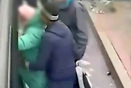 Barbat filmat in momentul in care fura telefonul unei femei intr-un autobuz din Bucuresti. Politistii l-au prins in flagrant | VIDEO