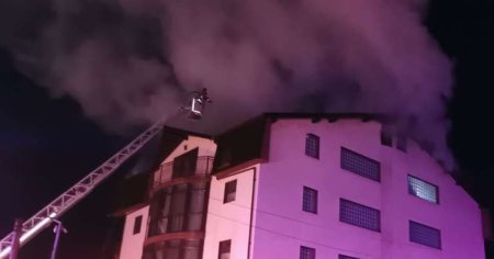 Incendiu la o pensiune din Calimanesti. Pompierii cauta un angajat care ar fi fost surprins de foc la <span style='background:#EDF514'>MANSARDA</span>