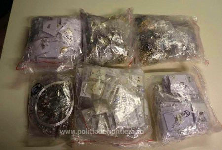 19 kilograme de bijuterii, ascunse in bagajul de mana al unei femei la Aeroportul Otopeni
