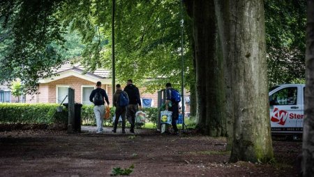 100 de muncitori migranti romani sunt dati afara de primaria unui oras olandez din casele oferite de angajatorul lor